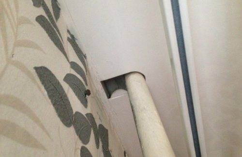 Как закрыть трубы в туалете
