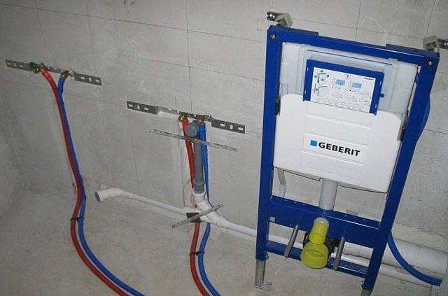 Монтаж труб из сшитого полиэтилена с надвижными фитингами Rehau