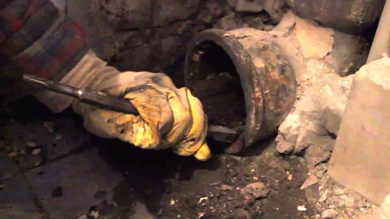 Демонтаж чугунной трубы