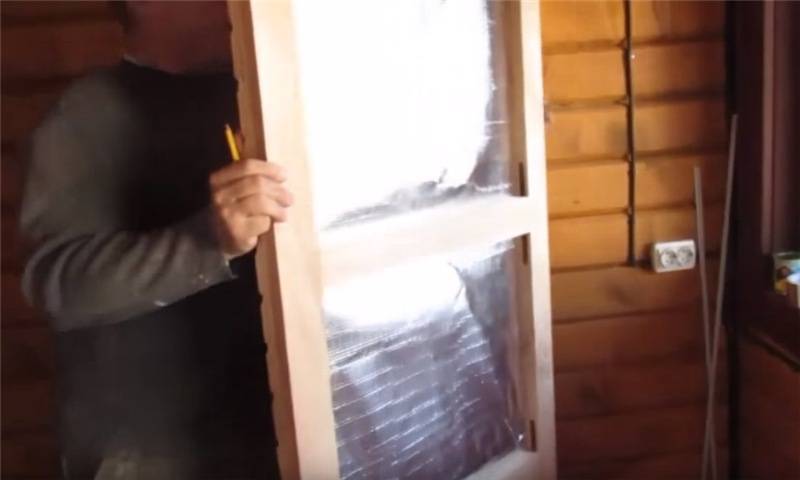 Утеплить дверь в бане снаружи или изнутри
